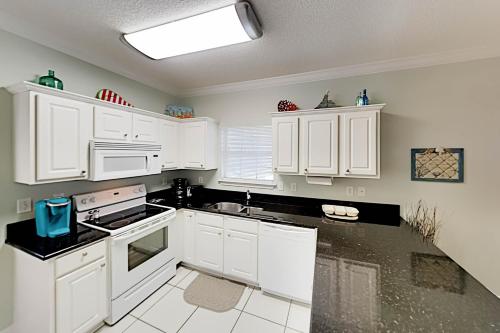 Adagio - Pool & Private Patio - Walk to Sportsplex Duplex - image 5