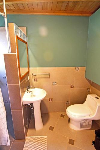 2 queen beds, 1 twin bed