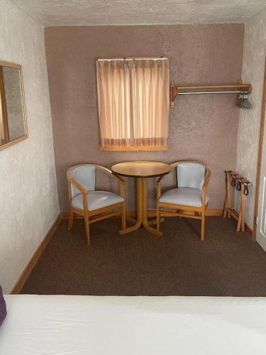 Pink Champagne Motel - image 3