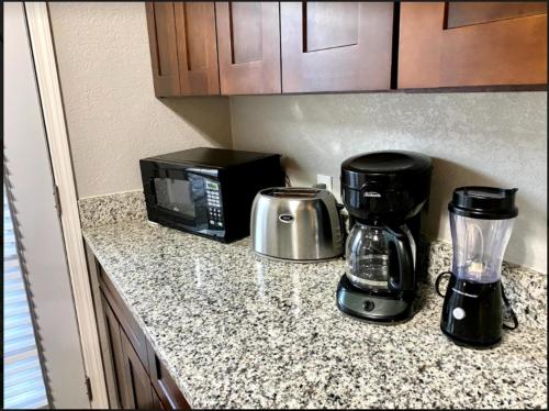 Private Bedroom Suite - Communal House near Integris United States