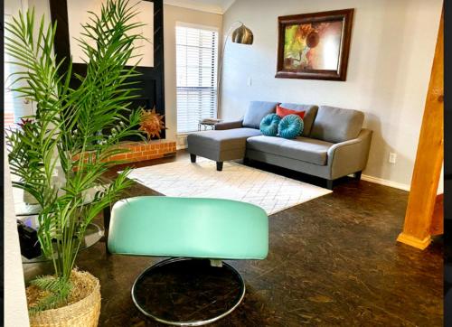 Private Bedroom Suite - Communal House near Integris, Oklahoma City