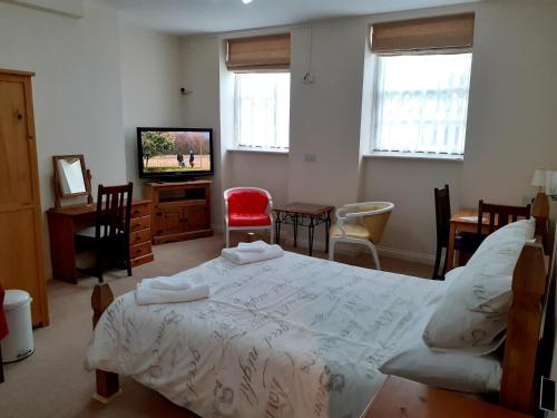 Large Double Room (Lower Ground Floor)