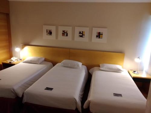 3 twin beds