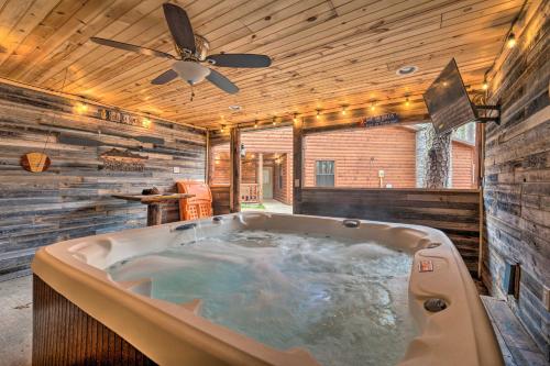 Cabin w/ Hot Tub & Grill - 6 Mi to Broken Bow Lake, Stephens Gap (photo 2)