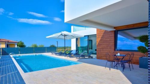 Eco-friendly Villa Aria with a pool and a party room Visnjan