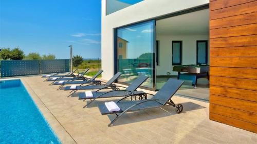 Eco-friendly Villa Aria with a pool and a party room