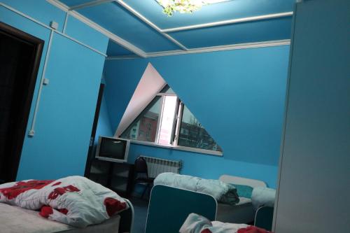 4 twin beds