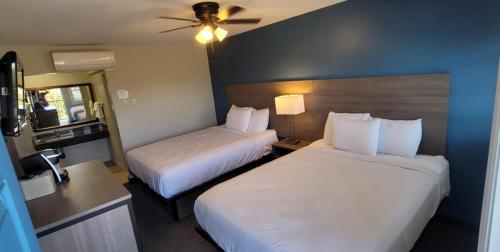 Beachwalker Inn & Suites