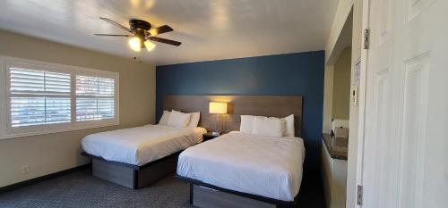 Beachwalker Inn & Suites