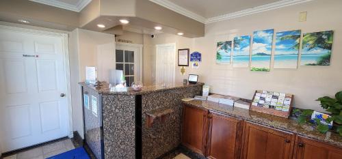 Beachwalker Inn & Suites