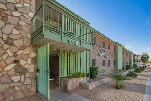 WanderJaunt -- Classic Downtown Phoenix Apartments - image 8