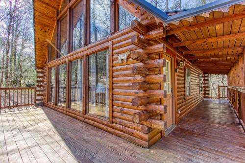 A Waterfall Retreat- Waterfall, Cozy Cabin Retreat in the Smokies Comfort & Fun for All in 鴿子谷市郊