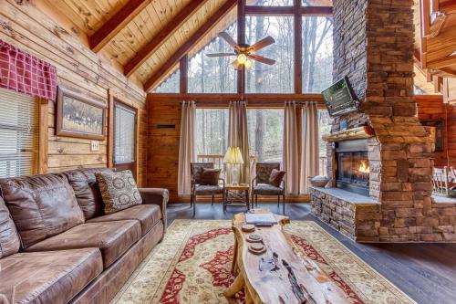 A Waterfall Retreat- Waterfall, Cozy Cabin Retreat in the Smokies Comfort & Fun for All in 鴿子谷市郊