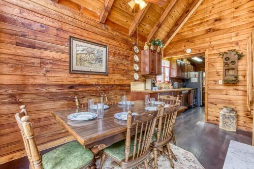 A Waterfall Retreat- Waterfall, Cozy Cabin Retreat in the Smokies Comfort & Fun for All in 鴿子谷市郊