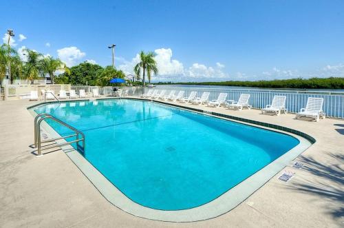 Swimming pool, SunsetView Studio116 Beach steps away Pool WiFi in Ruskin (FL)