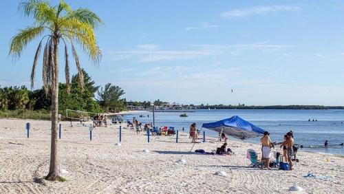 SunsetView Studio116 Beach steps away Pool WiFi in Ruskin, USA
