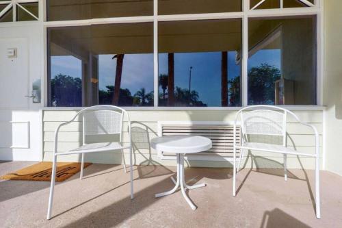 Sea Breeze, Studio 510, Beach steps away!+pool+WiFi in Ruskin (FL)