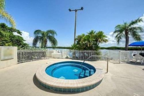 Swimming pool, Sea Breeze, Studio 510, Beach steps away!+pool+WiFi in Ruskin (FL)