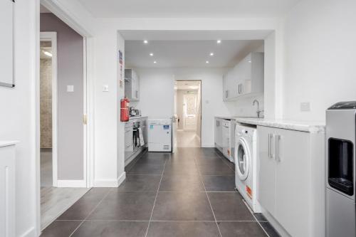 Konyha, Remaj Serviced Accommodation, sleeps 7 & free parking in Lee Chapel North