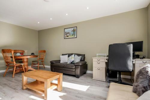 Közös társalgó / TV, Remaj Serviced Accommodation, sleeps 7 & free parking in Lee Chapel North