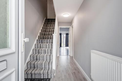 Remaj Serviced Accommodation, sleeps 7 & free parking in Lee Chapel North