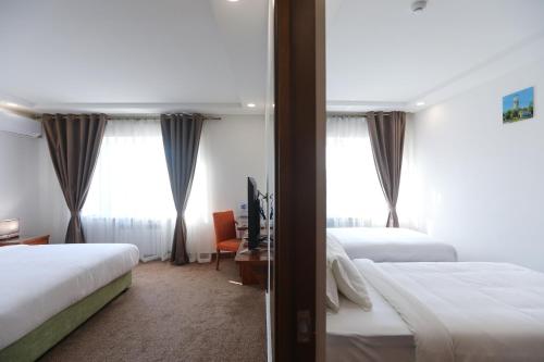 1 double bed, 2 twin beds