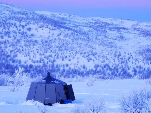 Aurora Hut - luksusmajoitus iglu tunturilammella Pohjois-Lapissa Nuorgamissa
