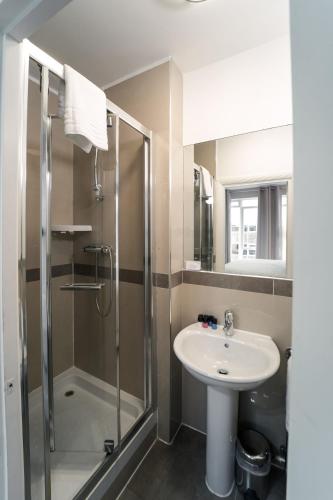 Park Lane Apartments Crawford Place - image 3