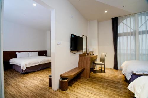 1 double bed, 2 twin beds