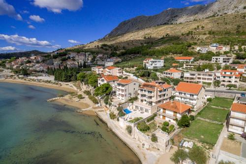Apartment Aria with private heated pool in Duce