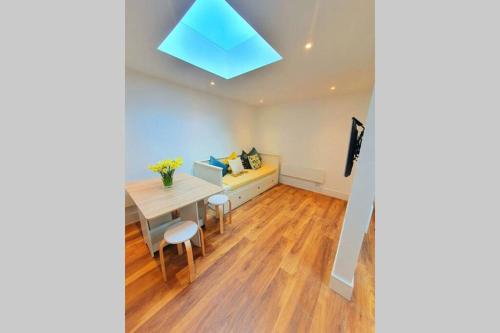 Luxury Detached Studio- Walking Distance To Cwoa!, Chessington, Surrey