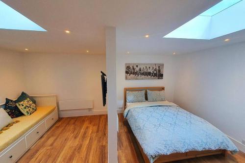 Picture of Cosy Detached Studio- Walking Distance To Cwoa