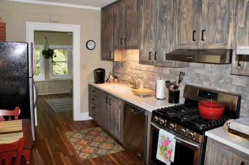 Cottage at Franklin Park in Brevard, USA