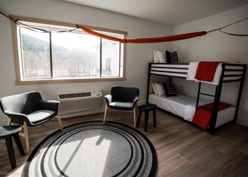 1 king bed, 1 twin bed