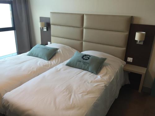 2 twin beds