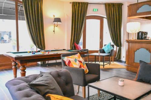 โรงแรมอาทานอร์ ซองทร์ (Hotel Athanor Centre) in โบน