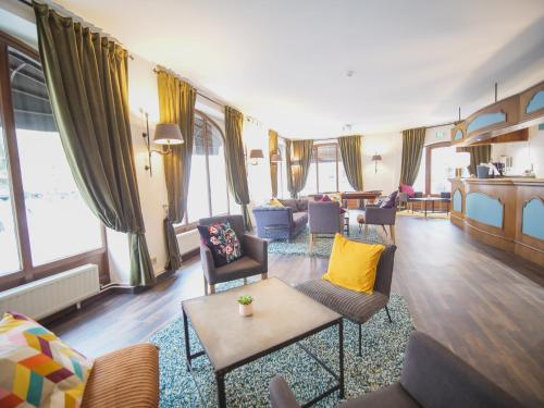 โรงแรมอาทานอร์ ซองทร์ (Hotel Athanor Centre) in โบน