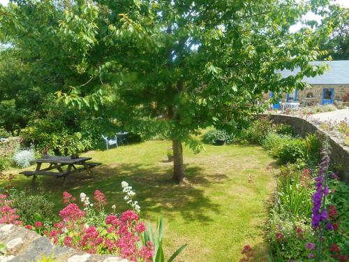 House with 2 bedrooms in Cleden Cap Sizun with enclosed garden and WiFi 4 km from the beach - image 4