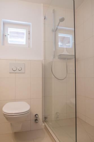Apartmenthaus am Tegernsee - Studios mit Kuchenzeile und mit Bus erreichbar 455m von Pfirnleite entfernt
