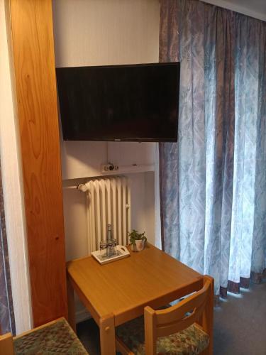 Hotel-Restaurant Babylon 3.8km von Lindenhof entfernt