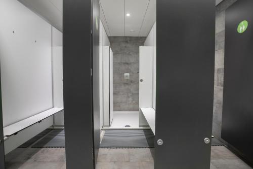 ฝักบัว, Nyon Hostel in นียง