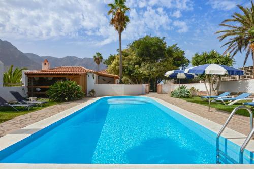 . 2 bedrooms house with shared pool enclosed garden and wifi at Buenavista del Norte 1 km away from the beach