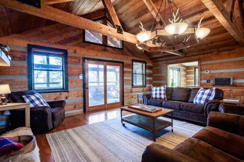 Little Pigeon Cabin - A cozy getaway with hot tub - main image