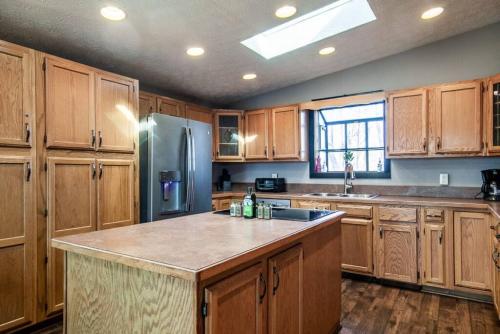 Little Pigeon Cabin - A cozy getaway with hot tub - image 4