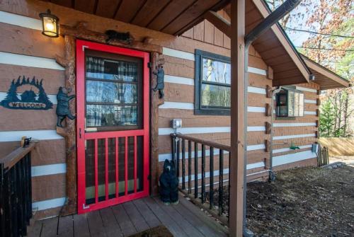 Little Pigeon Cabin - A cozy getaway with hot tub