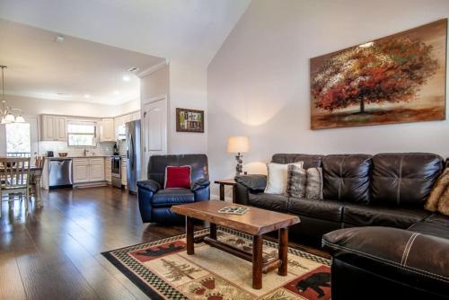 Cozy Cades Cove Condo with Community Pool in Townsend, USA