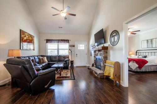 Cozy Cades Cove Condo with Community Pool in Townsend, USA