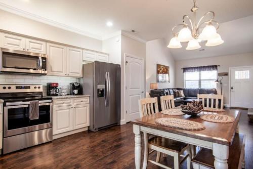 Cozy Cades Cove Condo with Community Pool - image 4
