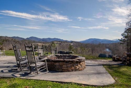 Cozy Cades Cove Condo with Community Pool in Townsend, USA