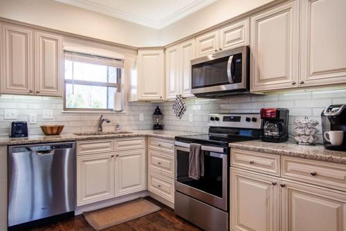 Cozy Cades Cove Condo with Community Pool - image 5